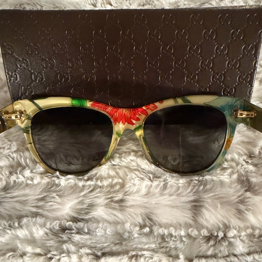 Gucci Black and Floral Cateye Sunglasses - Picture 3 of 13